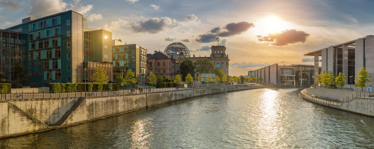 3.5H Brueckenfahrt Berlin Blick auf den Bundestag 1250x500