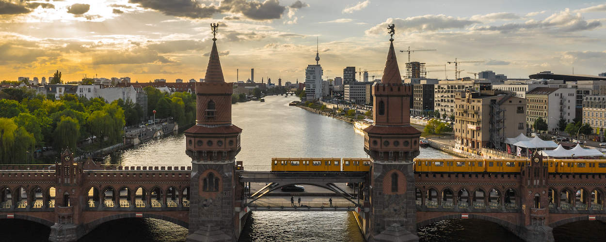 Hop On Hop Off Stadtrundfahrt Berlin Luftaufnahme Oberbaumbruecke 1250x500